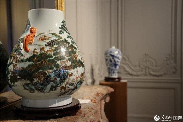 嘉賓和公眾參觀“絲路瓷行”——中國(guó)景德鎮(zhèn)陶瓷文化特展。人民網(wǎng)記者 尚凱元攝