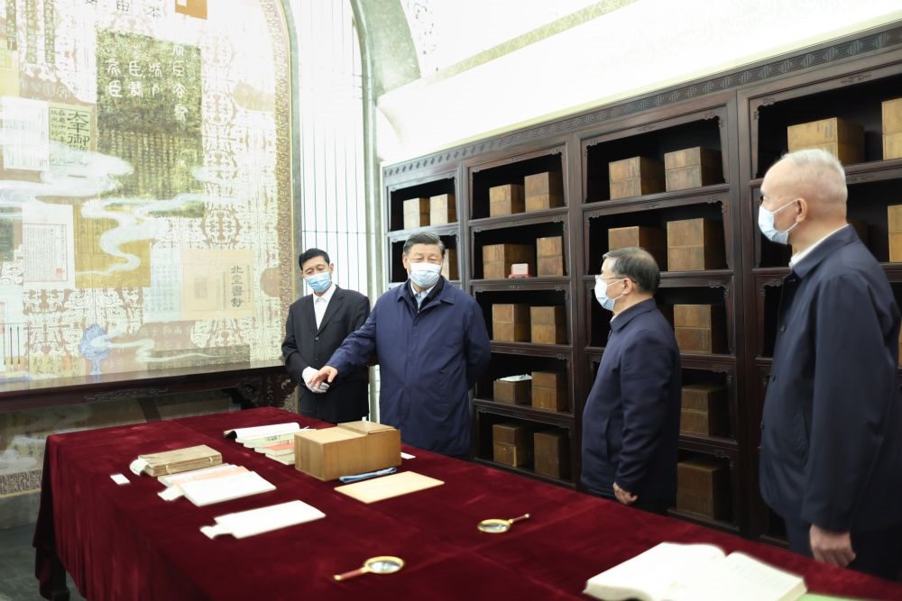 2023年6月1日下午，習(xí)近平在位于北京的中國(guó)國(guó)家版本館考察時(shí)，在蘭臺(tái)洞庫(kù)了解館藏精品版本保存情況。新華社記者 鞠鵬 攝