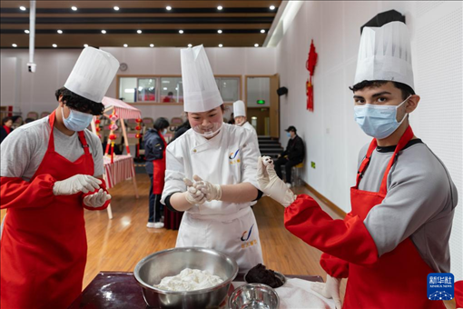 1月28日，在復(fù)旦大學(xué)第二附屬學(xué)校，美國(guó)馬斯卡廷中學(xué)學(xué)生展示自己制作的湯圓。 新華社記者 王翔 攝