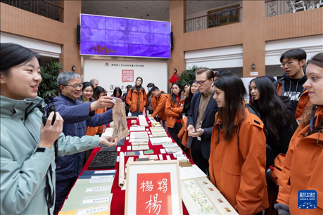 1月29日，在復(fù)旦大學(xué)，美國(guó)馬斯卡廷中學(xué)學(xué)生了解中國(guó)古籍裝幀與修復(fù)技術(shù)。 新華社記者 王翔 攝