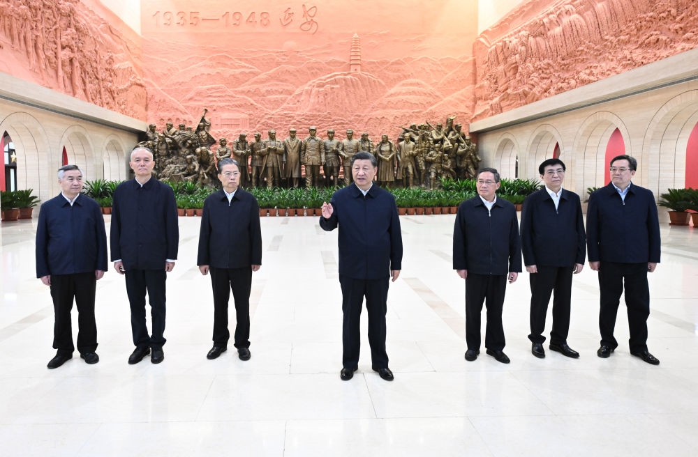 2022年10月27日，習(xí)近平在延安革命紀(jì)念館參觀《偉大歷程——中共中央在延安十三年歷史陳列》結(jié)束時(shí)發(fā)表重要講話。新華社記者 燕雁 攝