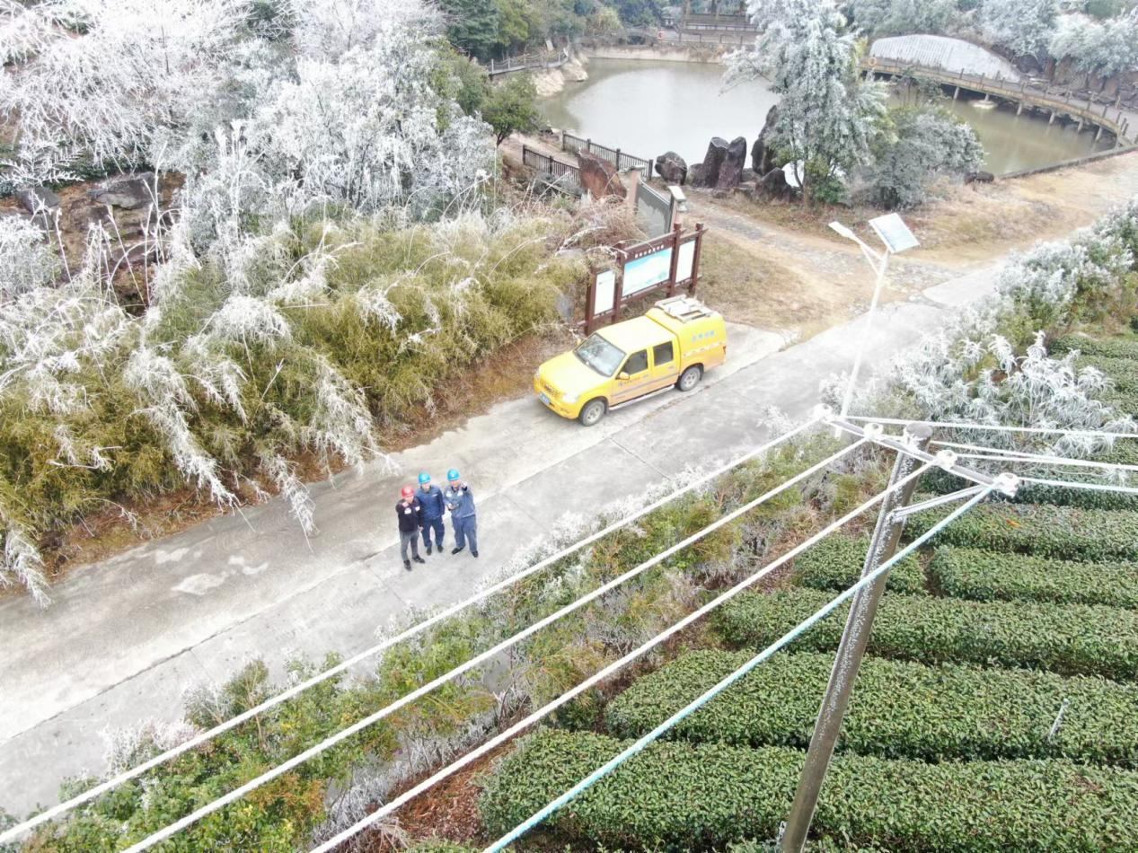 南方電網(wǎng)廣東梅州豐順供電局工作人員對重點線路設(shè)備進行特巡特維。徐會芳攝