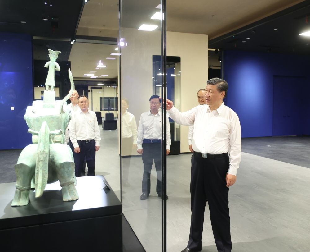 2023年7月26日下午，習(xí)近平在位于四川省德陽(yáng)市廣漢市的三星堆博物館新館參觀。新華社記者 鞠鵬 攝