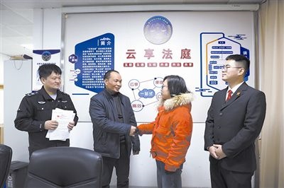  圖②：雙方當(dāng)事人達(dá)成調(diào)解協(xié)議，握手言和。