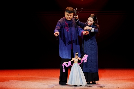 “何以中國·向海泉州”網(wǎng)絡主題活動現(xiàn)場，蔡思雅和搭檔表演提線木偶戲。