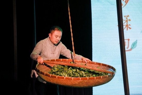 “何以中國·向海泉州”網(wǎng)絡主題活動現(xiàn)場，魏嘉宏表演搖青。