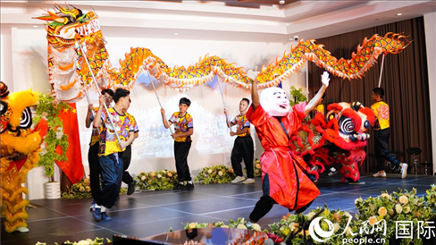 在菲留學(xué)生通過(guò)舞龍舞獅表演呈現(xiàn)中華優(yōu)秀傳統(tǒng)文化魅力。人民網(wǎng)記者樊帆 攝