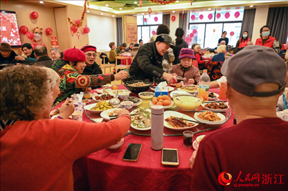 老人們享用公益年夜飯。人民網(wǎng)記者 葉賓得攝