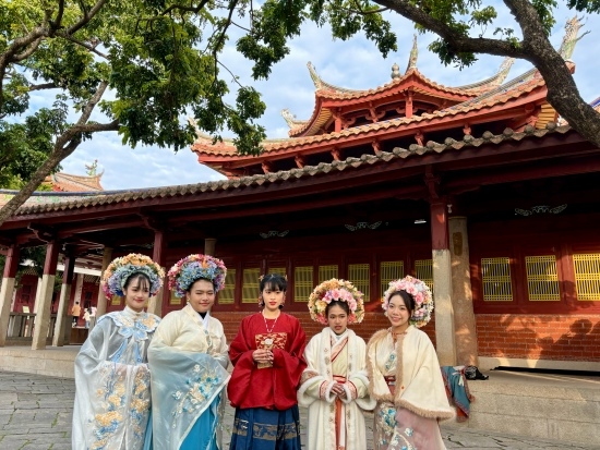泰國留學(xué)生頭戴蟳埔簪花圍在開元寺留影。人民網(wǎng)記者 金慧慧攝