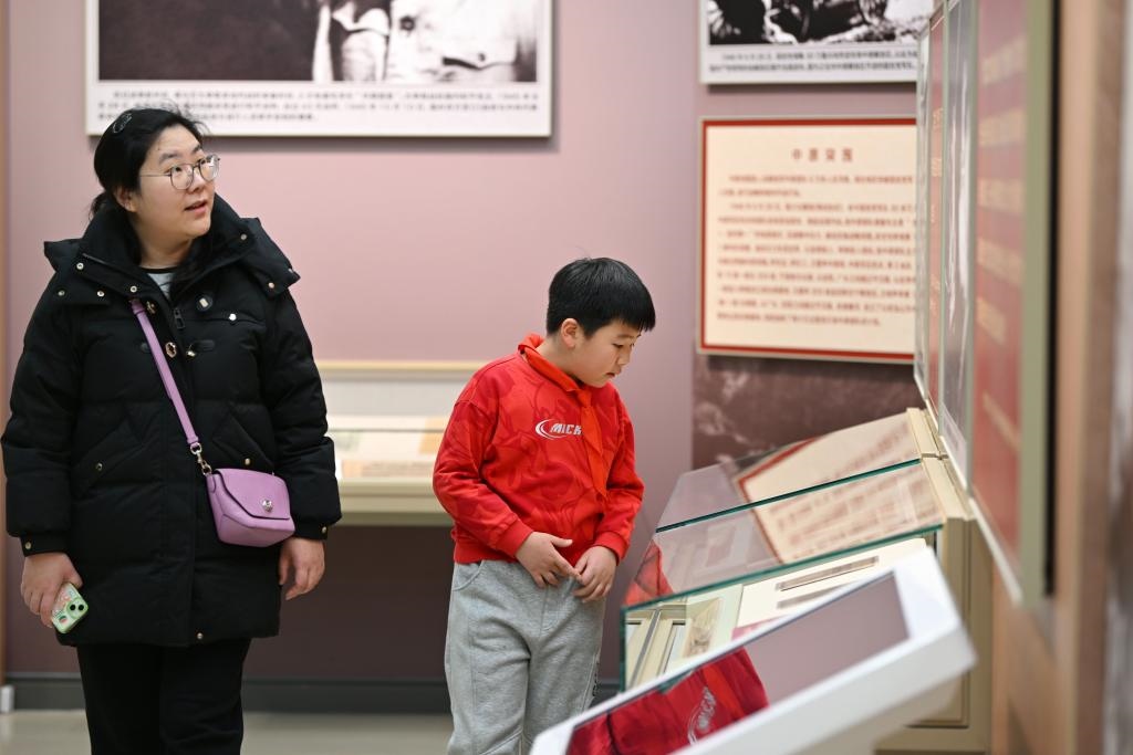 2024年1月28日，家長帶著孩子在平津戰(zhàn)役紀念館內參觀。