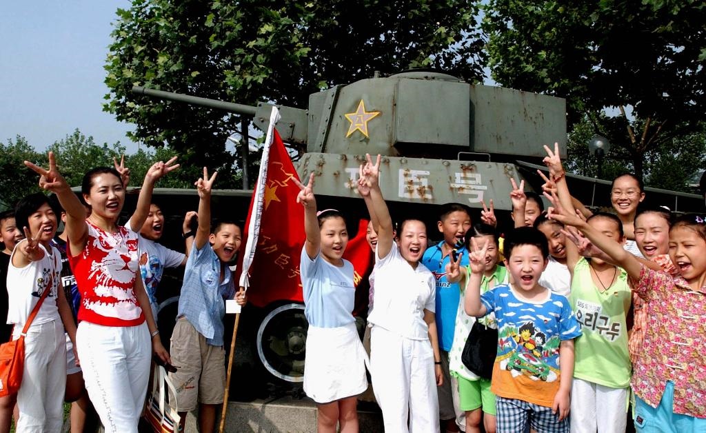 2003年7月31日，天津市紅橋區(qū)躍進里小學少先隊員來到平津戰(zhàn)役紀念館“功臣號坦克”前，開展以“揚軍威做革命接班人”為主題的隊日活動?！鞍艘弧苯ㄜ姽?jié)前夕，天津市在少先隊員中廣泛開展“仰望革命英烈頌我軍威”等紀念活動。