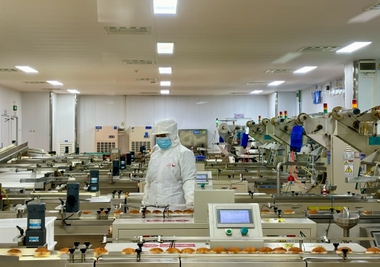 盼盼5G智慧工廠生產(chǎn)線正在進行產(chǎn)品質(zhì)檢。人民網(wǎng)記者 金慧慧攝