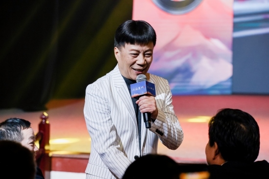 “何以中國·向海泉州”網(wǎng)絡(luò)主題活動(dòng)現(xiàn)場，陳百潭演出時(shí)與觀眾互動(dòng)。泉州廣播電視臺(tái)供圖