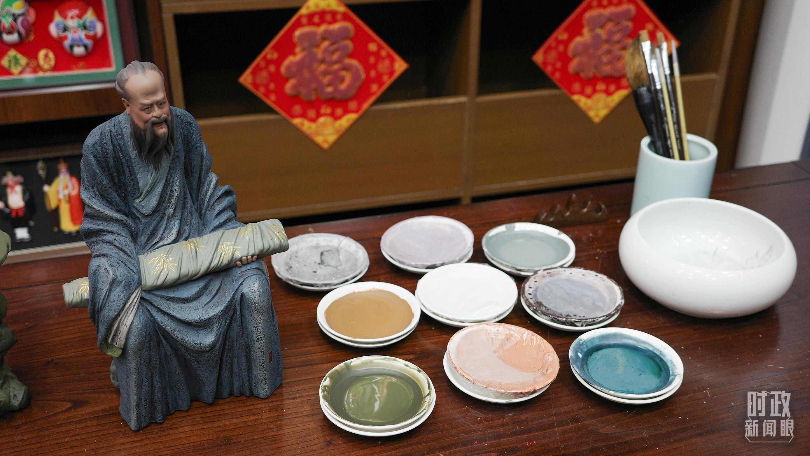 △天津古文化街，泥人張店鋪的上色顏料展示。（總臺(tái)央視記者覃思拍攝）