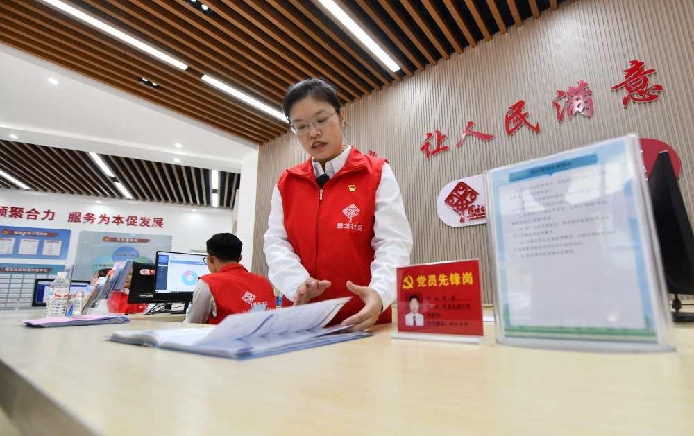△2023年12月14日，廣西南寧市蟠龍社區(qū)，工作人員在為居民服務。