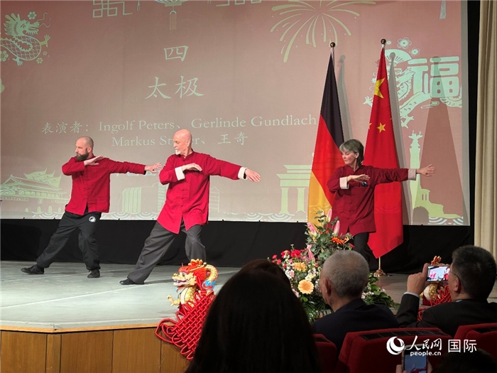 太極，表演者：Ingolf Peters、Gerlinde Gundlach、Markus Stüber