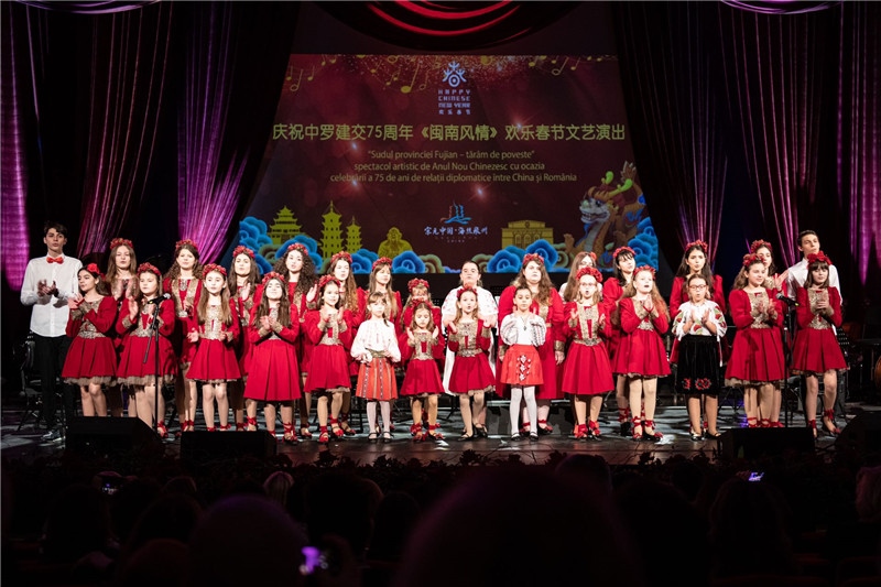 圖為羅小快板兒童合唱團在演唱中文歌曲。 中國駐羅大使館文化處供圖。