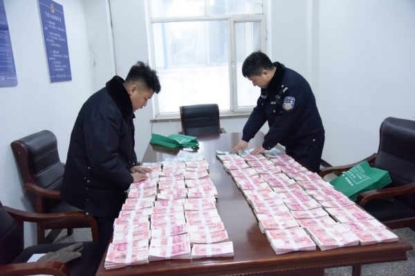 民警清點(diǎn)涉案資金。磐石市公安局供圖