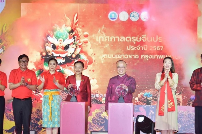 泰國(guó)旅游與體育部長(zhǎng)素妲婉、中國(guó)駐泰國(guó)使館公使吳志武代表中泰雙方同時(shí)觸按水晶球點(diǎn)亮龍頭彩燈。中國(guó)駐泰國(guó)使館供圖