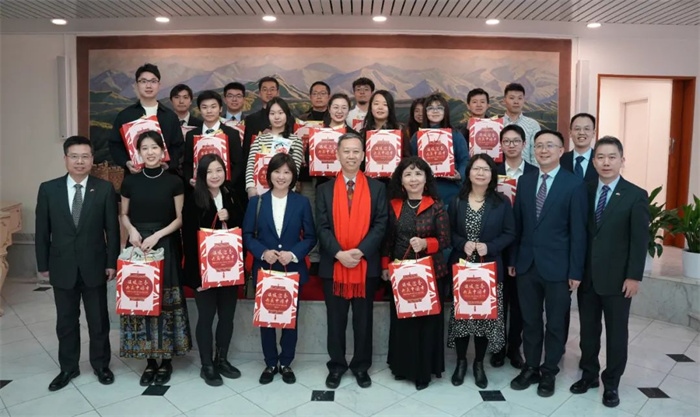 中國駐瑞典大使館崔愛民與留學(xué)生代表和華校負(fù)責(zé)人合影。 中國駐瑞典大使館供圖