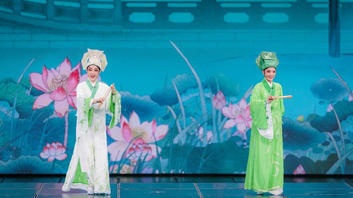 青年越劇演員陳麗君、李云霄彩排現(xiàn)場(chǎng)。主辦方供圖