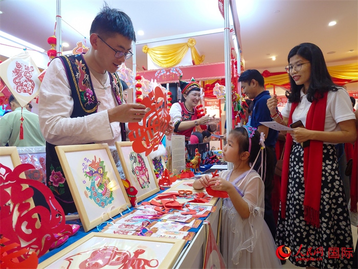 活動現(xiàn)場的剪紙展示。人民網(wǎng)記者 謝佳君攝