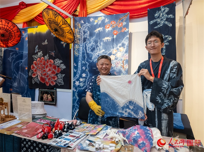 活動現(xiàn)場的扎染展示。人民網(wǎng)記者 謝佳君攝