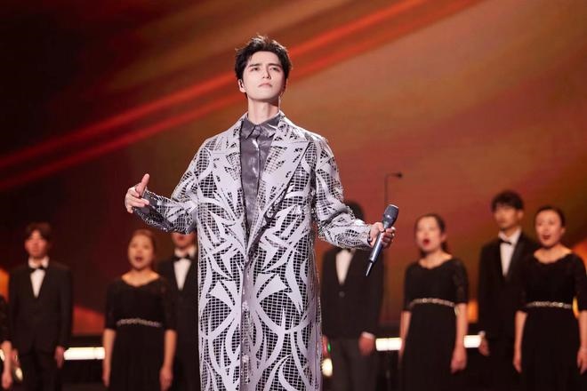 演員李建義、許魏洲和歌手等的音樂秀《有種浪漫叫中國航天》