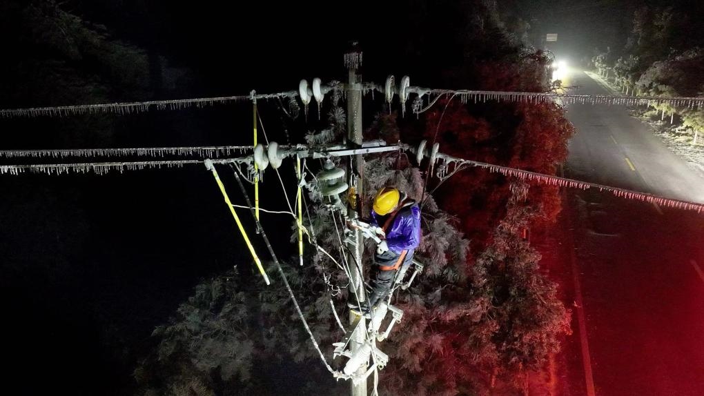 2月5日，電力工人在對供電線路進行搶修。新華社發(fā)