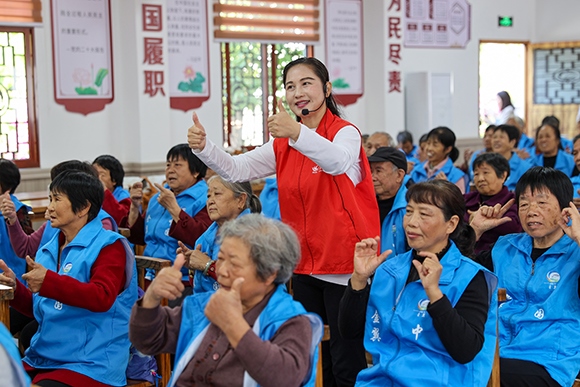 老人們正在學(xué)習(xí)手勢(shì)舞。