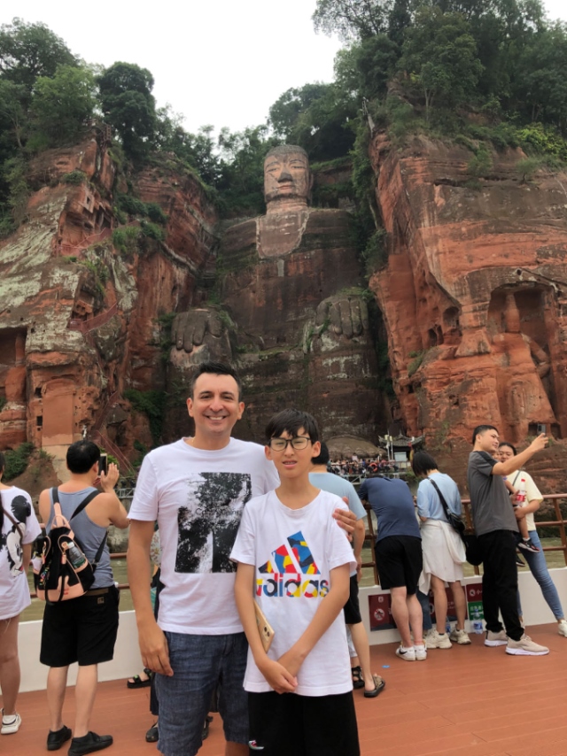 埃爾南多與兒子在廣東佛山。圖片由受訪者提供