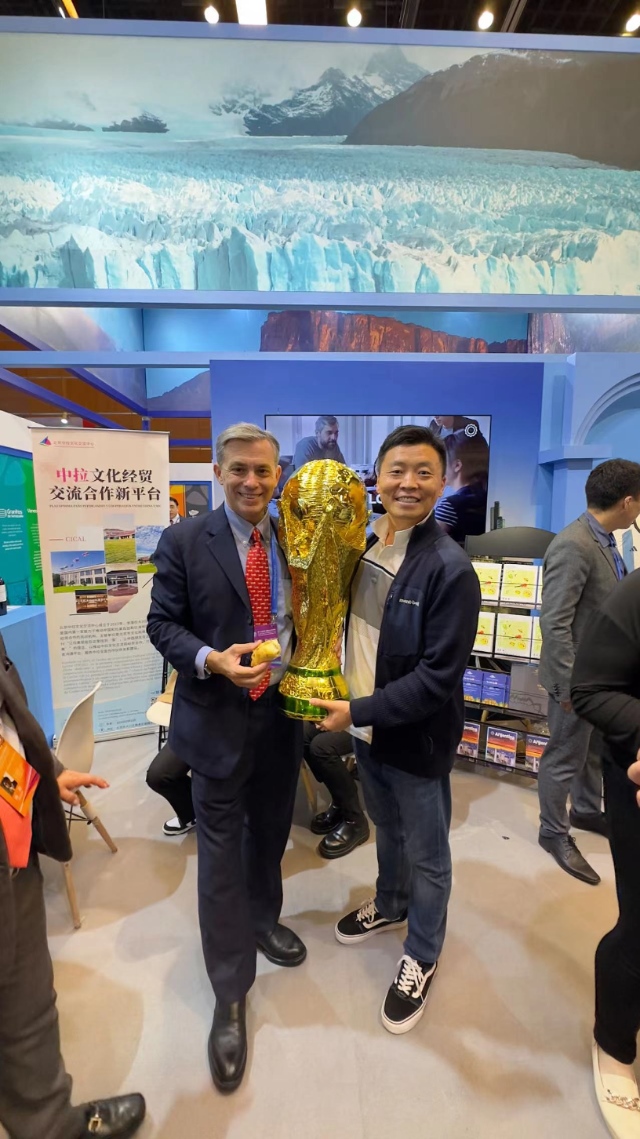 2022年，馬克西米與同事在上海。圖片由受訪者提供