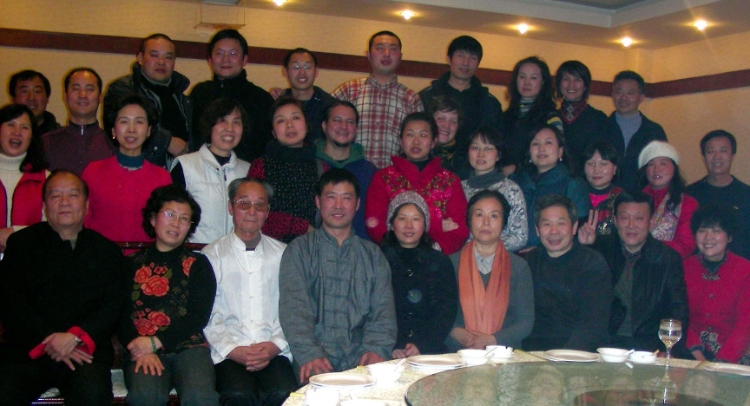 2018年，卡洛斯（二排中間）和武術(shù)學(xué)校的老師同學(xué)一起過春節(jié)。圖片由受訪者提供