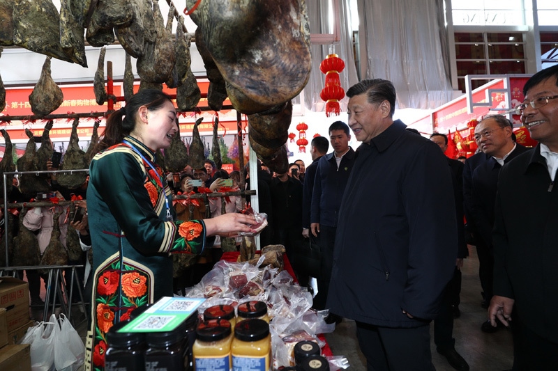 2020年1月19日至21日，中共中央總書記、國(guó)家主席、中央軍委主席習(xí)近平來到云南，看望慰問各族干部群眾，向全國(guó)人民致以新春祝福。這是20日下午，習(xí)近平在昆明新春購(gòu)物博覽會(huì)年貨街，了解春節(jié)前市場(chǎng)供應(yīng)情況。新華社記者 鞠鵬 攝