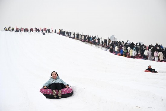 圖為1月18日，市民在內(nèi)蒙古賽馬場滑雪圈。新華社記者 貝赫 攝