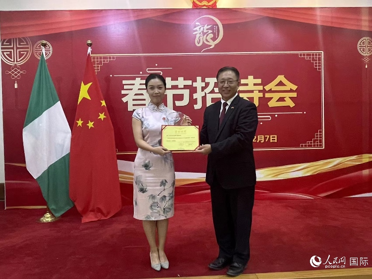 中國(guó)駐尼日利亞大使崔建春（右）為尼日利亞中國(guó)礦業(yè)聯(lián)合會(huì)頒獎(jiǎng)。人民網(wǎng)記者 姜宣攝