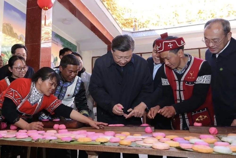 2020年1月19日，習(xí)近平總書記在云南省騰沖市清水鄉(xiāng)三家村中寨司莫拉佤族村，同村民李發(fā)順一家制作當(dāng)?shù)毓?jié)日傳統(tǒng)食品大米粑粑。新華社記者 鞠鵬 攝