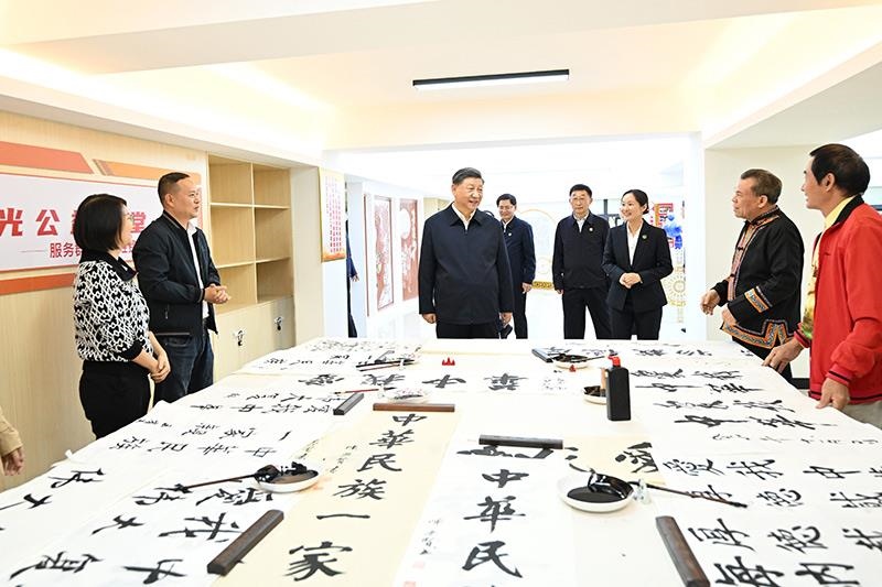 △2023年12月14日，習(xí)近平總書記在廣西南寧市良慶區(qū)蟠龍社區(qū)黨群服務(wù)中心文體活動室同社區(qū)居民親切交流。
