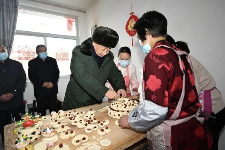 2022年1月26日，習(xí)近平總書記在山西省臨汾市霍州市師莊鄉(xiāng)馮南垣村，同師紅兵一家做年饃。新華社記者 李學(xué)仁 攝