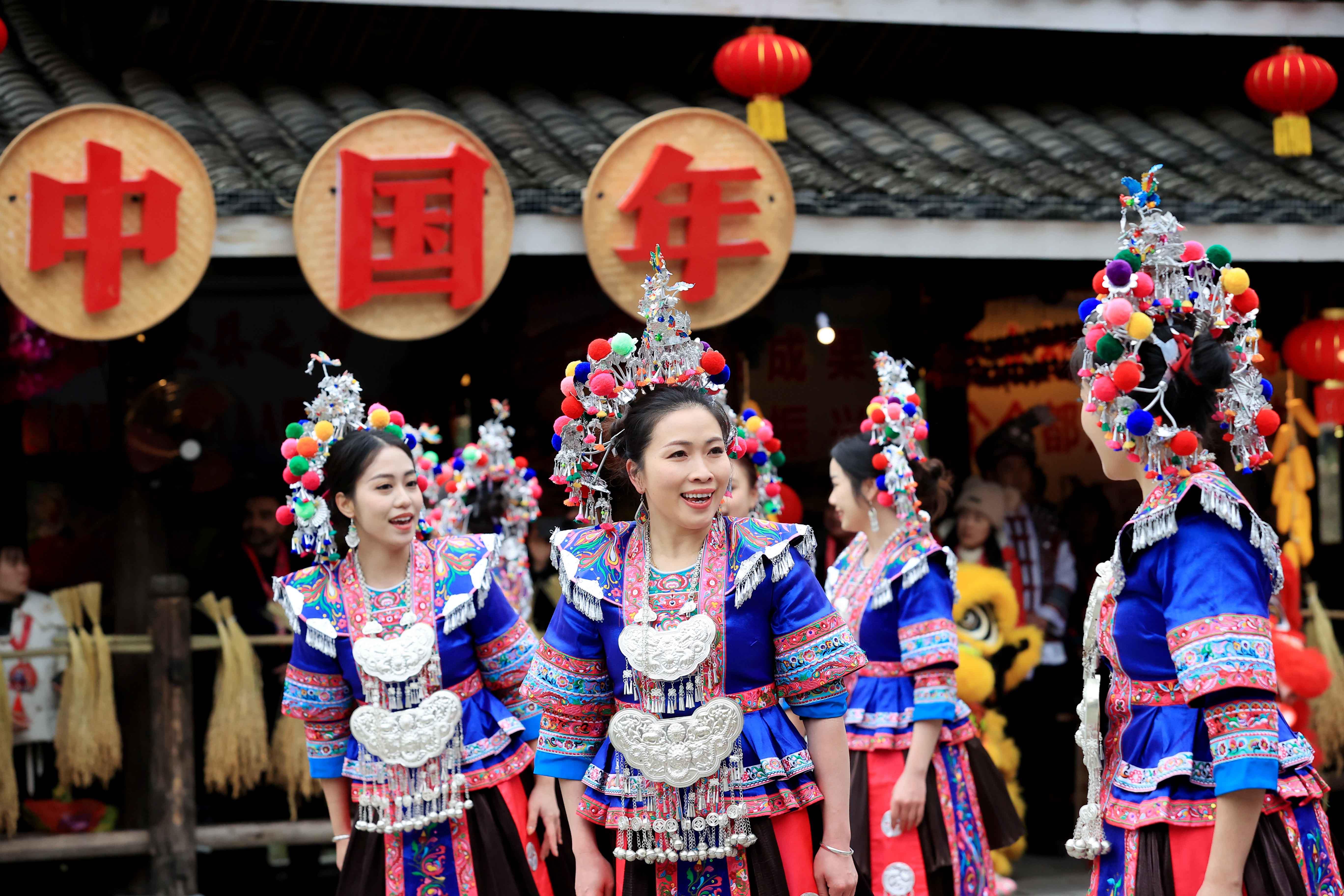 △2024年2月3日，在廣西柳州三江侗族自治縣林溪鎮(zhèn)程陽八寨景區(qū)，“村晚”紅紅火火進(jìn)行。