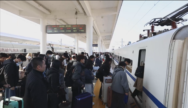景德鎮(zhèn)北站的旅客陸續(xù)登上回家的列車。中國鐵路南昌局供圖
