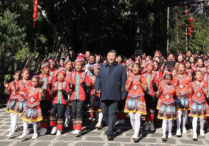△2020年1月19日，習(xí)近平總書記來到云南騰沖市清水鄉(xiāng)三家村中寨司莫拉佤族村看望鄉(xiāng)親們。告別時，鄉(xiāng)親們唱著《阿佤人民唱新歌》，簇?fù)碇倳涀叱龃蹇冢杪曅β曉诖逭镁没厥帯? width=