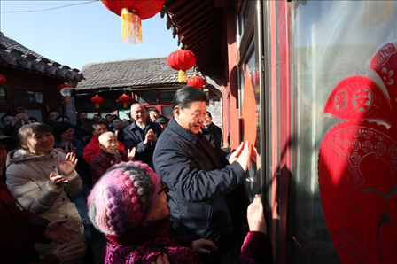 2019年2月1日上午，習(xí)近平總書記在前門東區(qū)草廠四條胡同32號院，高興地拿起一幅“?！弊郑H自貼到門上，給這里的老街坊們拜年。新華社記者鞠鵬攝