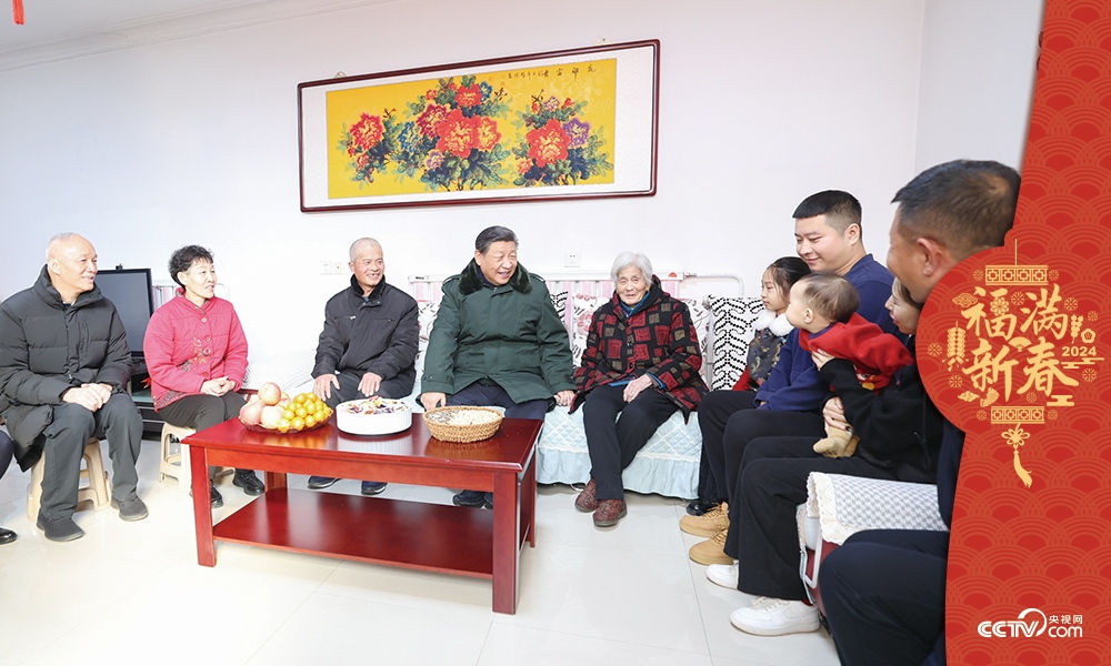 2024年2月1日，習(xí)近平總書記在天津市西青區(qū)辛口鎮(zhèn)第六埠村考察時(shí)，同村民杜洪剛一家人親切拉家常。