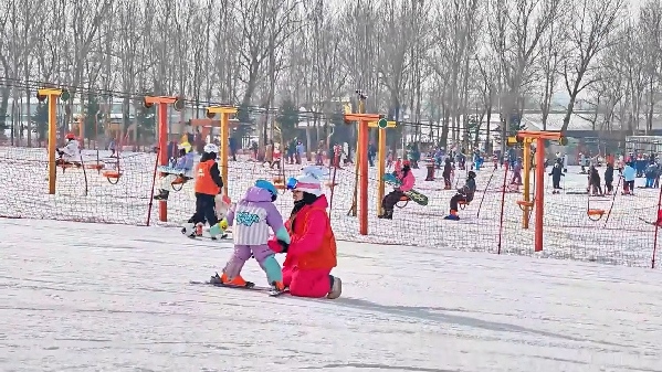 新春走基層｜滑雪場上過春節(jié)！冰城“冷資源”變成“熱經(jīng)濟”