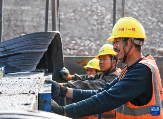 2月13日，在四川省通江縣青峪口水庫建設(shè)現(xiàn)場，中鐵十一局的工人正在進(jìn)行混凝土縱向圍堰施工。