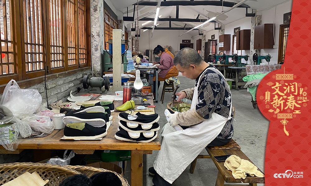 唐昌布鞋坊內(nèi)的工人正在趕制布鞋。王凡攝