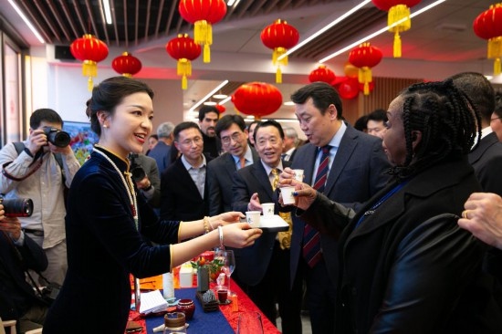 2月2日，人們在位于意大利羅馬的聯(lián)合國糧農(nóng)組織總部體驗中國茶藝。新華社記者李京攝