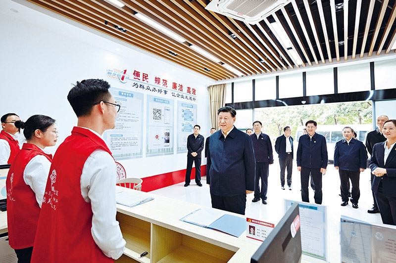 2023年12月14日至15日，中共中央總書記、國家主席、中央軍委主席習近平在廣西考察。這是14日上午，習近平在南寧市良慶區(qū)蟠龍社區(qū)黨群服務中心考察。 新華社記者 燕雁/攝