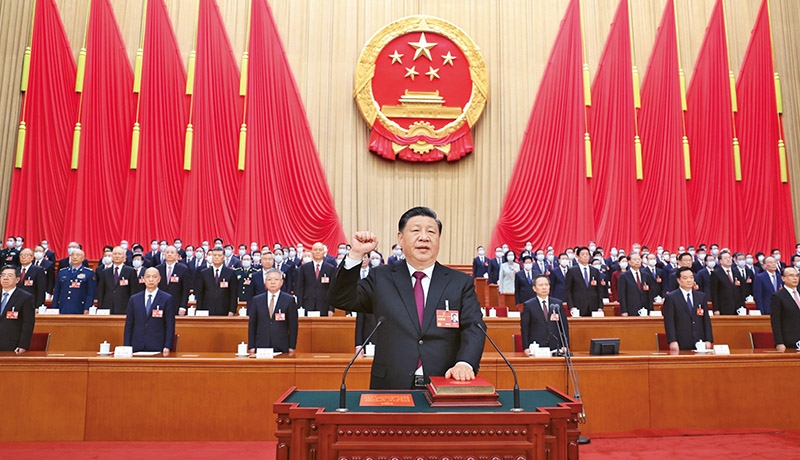 2023年3月10日，十四屆全國人大一次會議在北京人民大會堂舉行第三次全體會議。習近平全票當選中華人民共和國主席、中華人民共和國中央軍事委員會主席。這是習近平進行憲法宣誓。 新華社記者 鞠鵬/攝